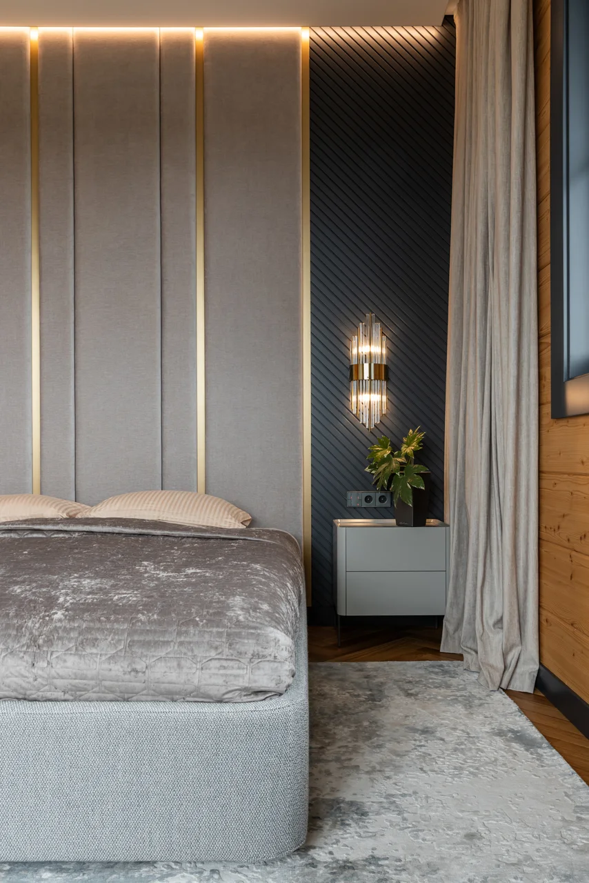 Дом в Завидово — спальня с высокими мягкими панелями